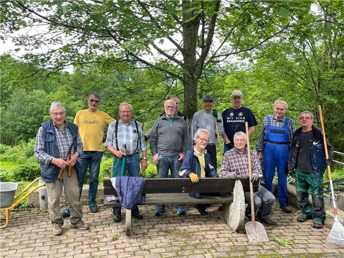 Eine Gruppe von Helfern pflegten den Waldfriedhof. Andere Gruppen arbeiten im Ortsteil Lache und auf dem Westerwaldsteig.