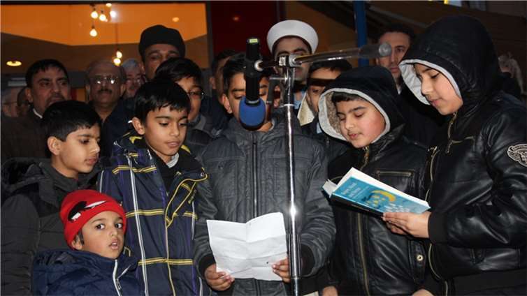 Eine Gruppe von Jungen aus der Ahmadiyya Muslim Jamaat Gemeinde sang ein muslimi...