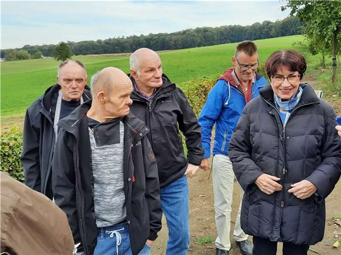 Eine Gruppe von Künstlern der Kunstwerkstatt „Ausdruck“ von Kloster Ebernach besuchte die bekannte „Künstler-Kollegin“ Beate Heinen und ihren Gatten Ulrich.Foto: privat