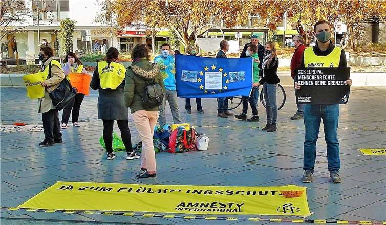 Eine Gruppe von Menschen weist auf die Zustände in den Flüchtlingslagern hin. Foto: privat