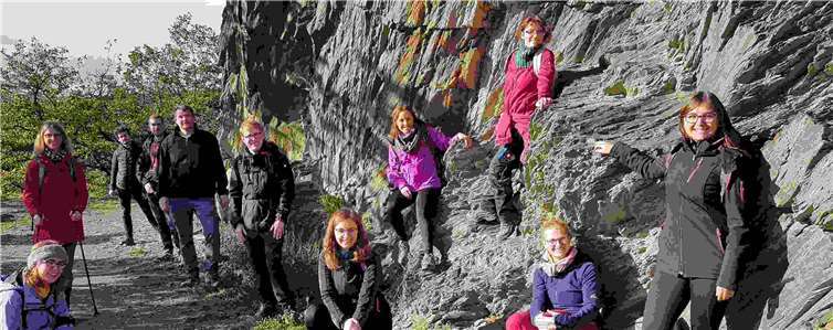 Eine Gruppe von zehn Leuten traf sich vor dem Lockdown in Ochtendung und wanderte gemeinsam durch das Nettetal.Foto: Dekanat Maifeld-Untermosel