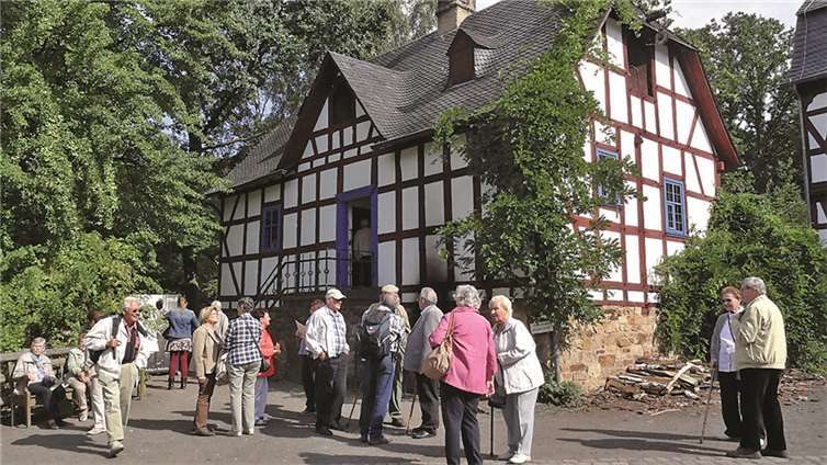 Eine Gruppe vor dem Schul- und Backhaus aus Löhndorf (1763-1971) . Kistner