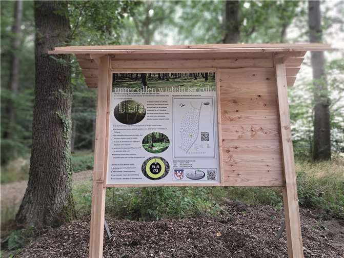 Eine Hinweistafel am Aufgang zum Ruheforst verschafft einen Überblick.