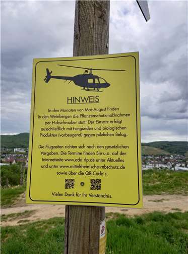 Eine Hinweistafel informiert am Rand der Weinbergswege über den Hubschraubereinsatz. Foto: privat