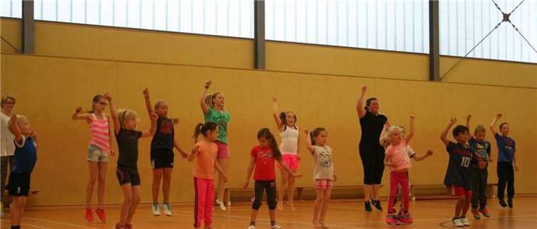 Eine Hip-Hop-Lehrerin studierte in zwei Stunden mit den Kids einen Tanz ein. privat