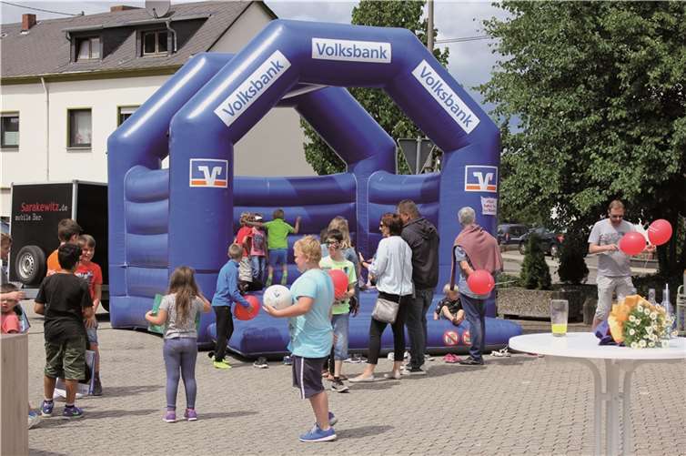 Eine Hüpfburg der Volksbank RheinAhrEifel eG.
