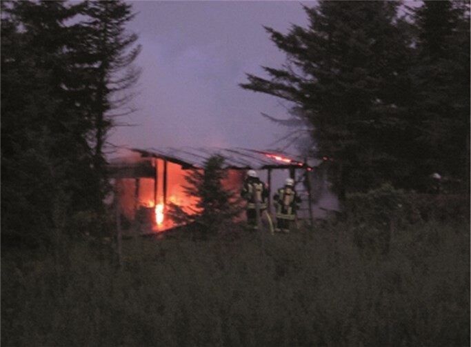Eine Hütte brannte nieder. PI Bad Neuenahr