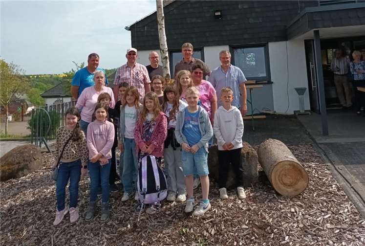 Eine Idee von Ortsbürgermeister Bernd Kreiser wurde verwirklicht, Kinder der Grundschule Laubach-Masburg mit ihrem Lehrpersonal schmückten am Samstagnachmittag den Kirmesbaum, mit Girlanden, und einige kräftige Männer stellten den Birkenbaum auf. Foto: Günter Gilles