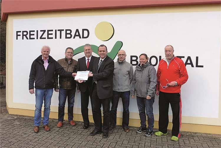 Eine „Ideensammlung“ zur Steigerung der Besucherzahlen und Reduzierung der Kosten wurde nun an den VG-Bürgermeister Johannes Bell (4. v.re.) übergeben (v.re.): Wilfried Schmitt, Elke Becker, Elmar Dölle, Johannes Bell, Bruno Jaeger, Peter-Josef Schmitz und Jochen Seifert. FWG Brohltal