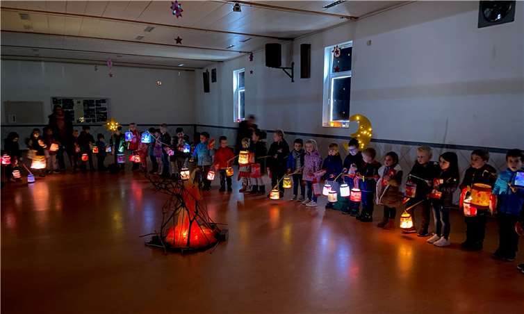 Eine Illumination ersetzte das Martinsfeuer im abgedunkelten Raum.Fotos: Privat