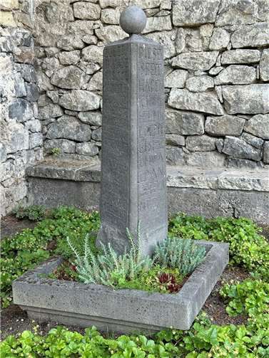 Eine Inschrift berichtet über die Entstehung und den geschichtlichen Hintergrund des Napoleonssteins.  Foto: Stefan Pauly/VG-Verwaltung Mendig