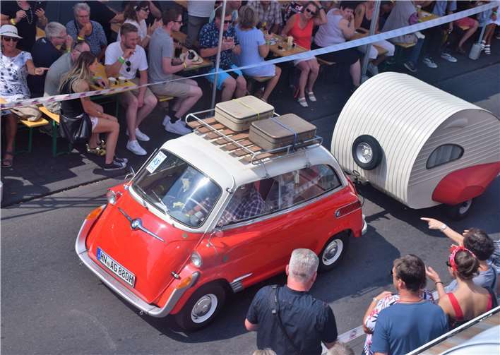 Weltstar Bonny Tyler begeisterte über 3.000 Gäste Eine Isetta mit Wohnanhänger passiert die begeisterten Zuschauer.