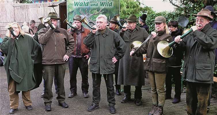 Eine Jagdhornbläsergruppe sorgte für die passenden Töne auf dem Gelände des Fortsamtes. BSB