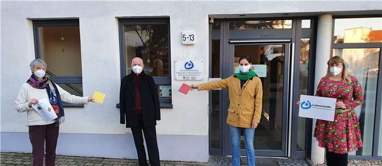Eine Kachel überreichten Karin Friele (links) und Nicole Falkenstein-Seifen (rechts) als symbolischen Dank für die Spende der FDP-Vertreter im Kreis, Ulrich van Bebber und Christina Steinhausen. Foto: privat