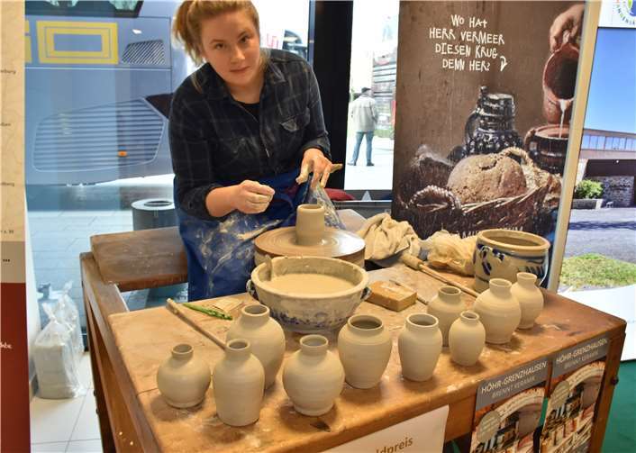 Eine Keramikschülerin aus Höhr-Grenzhausen zeigte ihre Kunst an der Töpferscheibe.