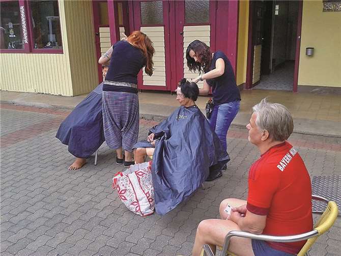 Eine Kerntruppe ließ sich nicht vom Wetter abschrecken und beteiligte sich an der Haarschnittaktion.privat