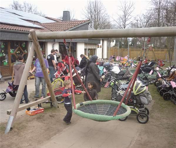 Eine Kinderwagen- und Fahrzeugbörse mit Frühlingsfest in der Kindertagesstätte Arche Noah in Plaidt.Privat