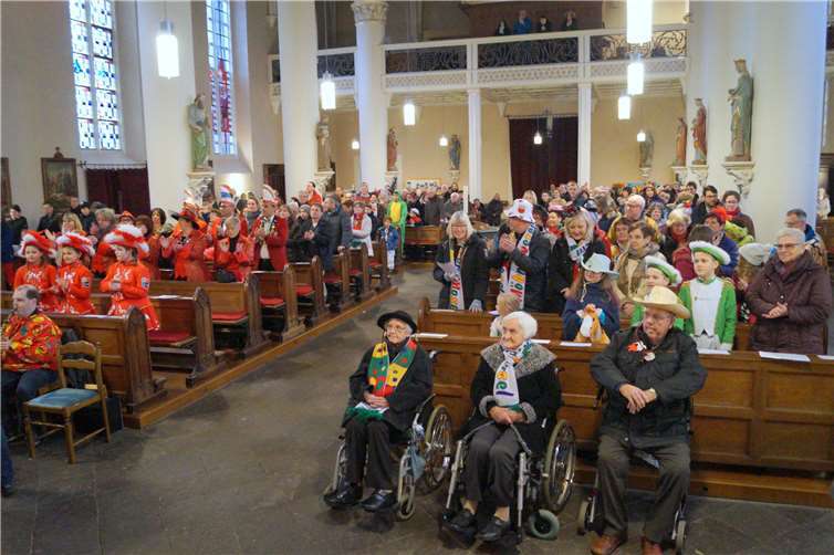 Eine Kirche voller Narren: Zu einem ökumenischen Wortgottesdienst traf man sich am vergangenen Sonntag kostümiert in Treis. MT