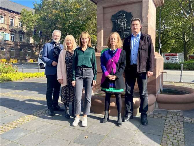 Eine Kooperation, die aufgrund ihres Charakters auch auf Landesebene Aufmerksamkeit erfährt. Prof. Dr. Jürgen Hardeck, Staatssekretär (v.li.), Dr. Margit Theis-Scholz, Kulturdezernentin, Lotte Dinse, Leiterin Künstlerhaus Schloss Balmoral, Prof. Dr. Beate Reifenscheid, Leiterin Ludwig-Museum, Dr. Matthias von der Bank, Leiter Mittelrhein-Museum.  Foto: Stadtverwaltung