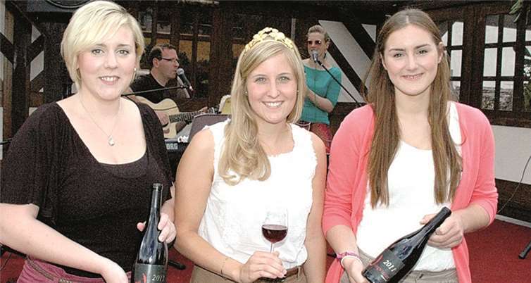 Eine Kostprobe der Jungwinzer kredenzten (v.li). Weinprinzessin Judith Baltes, Weinkönigin Romana Schreiner, designierte Weinprinzessin Ruth Baltes.