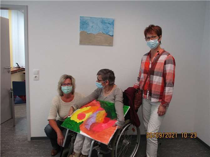 Eine Künstlerin überreichte die Bilder zusammen mit der Kunsttherapeutin Frau Ziegler.Foto: privat