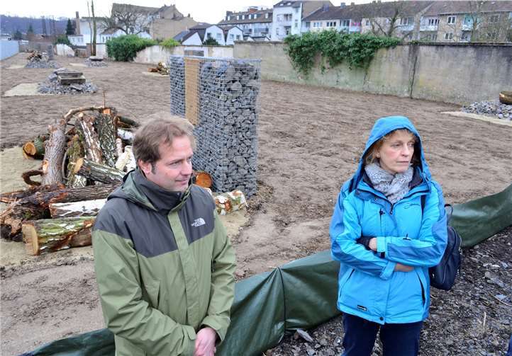 Eine Kunststofffolie trennt die Ausgleichsfläche vom Bauland, um die Mauereidechsen zu schützen, erklärte Patrick Leopold (l.).