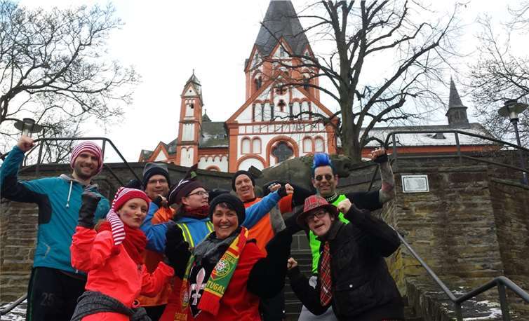 Eine Läufergruppe vor der Sinziger Pfarrkirche.privat