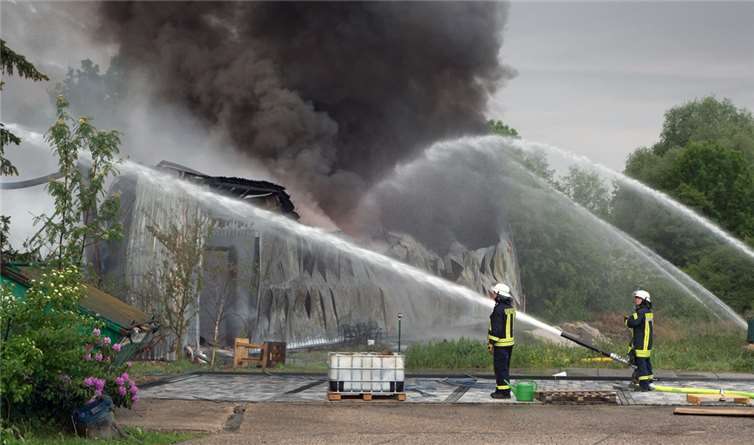 Eine Lagerhalle im Gewerbegebiet Mühlgrabenstraße in Meckenheim brannte am Freitagmorgen vollständig nieder. Die Bevölkerung wird gebeten, vorsichtig zu sein im Umgang mit Rußpartikel und Ascheresten. Foto: -JOST- 