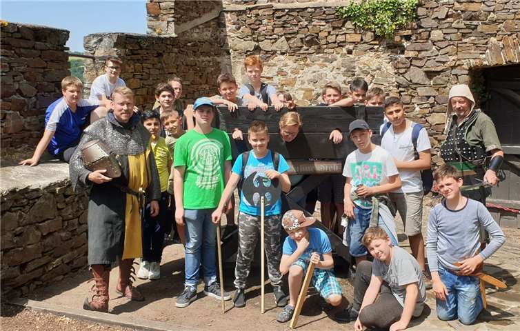 Eine Lehrperson im Pranger: Auch so etwas soll es im Mittelalter hin und wieder gegeben haben.Foto: privat