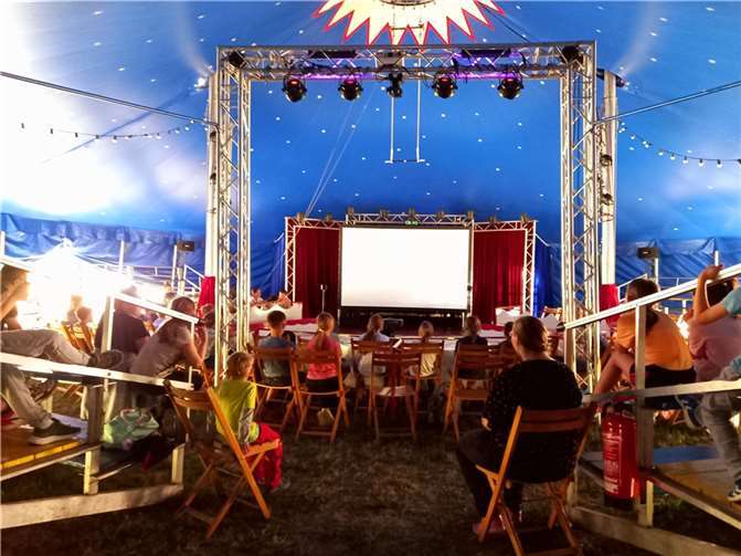 Eine Leinwand unter dem Zirkusdach: besondere Filmvorstellung für Grundschüler in Irlich.  Foto: Stadtverwaltung Neuwied