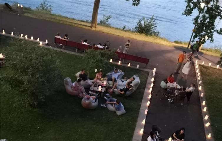 Eine Lichterkette in den Rheinanlagen verschönerte die Atmosphäre am Rhein. Foto: privat