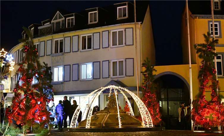 Eine Lichtkuppel schmückt den Europabrunnen am Marktplatz.