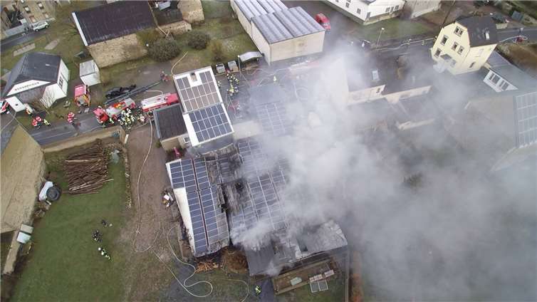 Eine Luftbildaufnahme gibt einen ersten Überblick über die Ausmaße des Feuers.