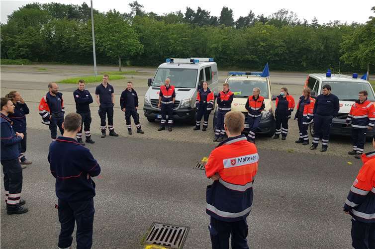 Eine Malterser-Einsatztruppe bei einer Dienstbesprechung. Foto: Archut/Malteser
