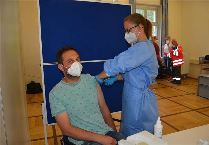 Eine Medizinische Fachangestellte setzt die Impfung.