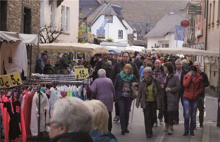 Eine Menge Besucher flanierten nachmittags auf der Hauptstraße.