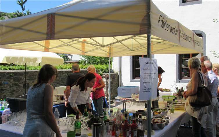 Eine Menge essen und verschiedene Cocktails wurden im Außenbereich angeboten. Privat