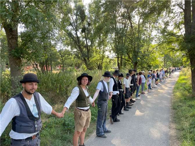 Eine Menschenkette von Bad Bodendorf bis Sinzig symbolisierte die nach der Flutkatastrophe gelebte Solidarität. Fotos: SN