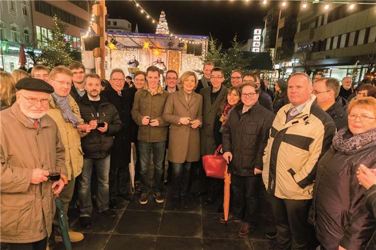 Eine Menschentraube umgab die Bundesvize der CDU Deutschlands während ihres Rundgangs über den Neuwieder Knuspermarkt.  Sascha Ditscher/CDU Stadtverband Neuwied