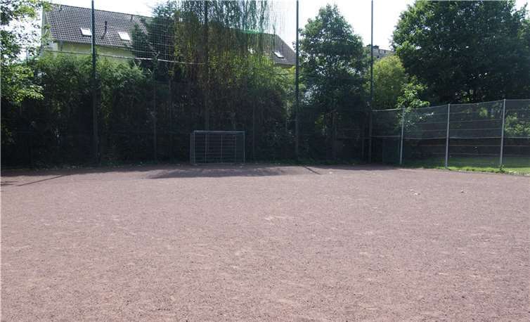 Eine Million Euro investiert die Stadt Andernach in den sozialen Wohnungsbau. Auf dem ehemaligen Bolzplatz am Schwimmbad soll ein Mehrfamilienhaus mit rund 16 Wohnungen entstehen. Für einen weiteren Neubau wird noch nach einem geeigneten Platz Ausschau gehalten.  -UBU-