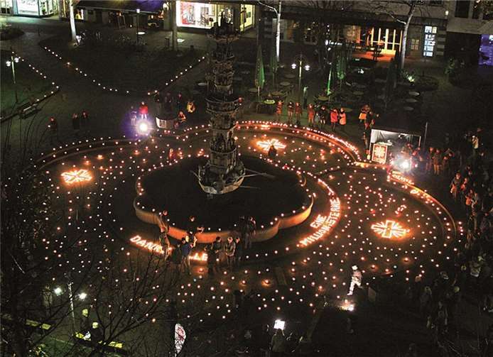 Eine Million Sterne - jede Kerze ein Zeichen der Solidarität. Der Koblenzer Josef-Görres-Platz strahlte im Lichterglanz.