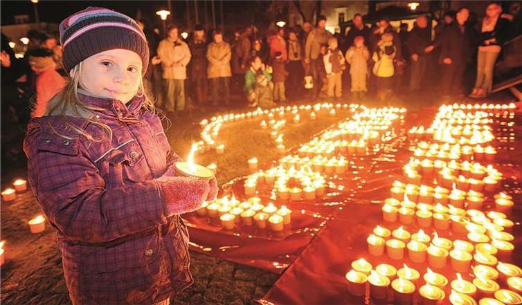 Eine Million Sterne leuchten auf dem Josef-Görres-Platz: In den vergangenen Jahren zündeten viele Menschen eine Kerze an und setzten ein Zeichen der Solidarität. privat