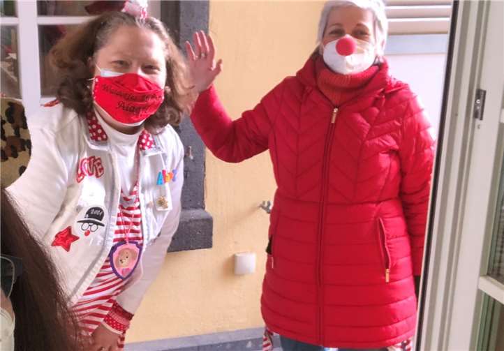 Karneval im Kindergarten Eine Mini-Abordnung der Möhnen besuchte die Kinder am Fenster des bunt geschmückten Zwergenstübchens.Foto: Privat