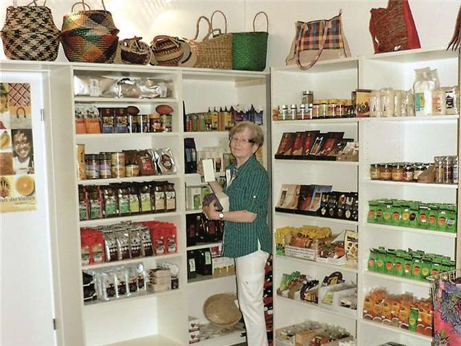 Eine Mitarbeiterin räumt die Ware ein.privat