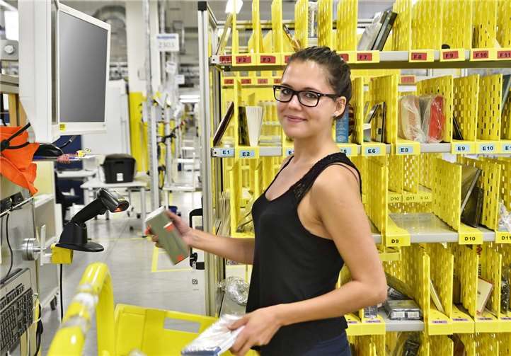 Eine Mitarbeiterin sortiert Kundenbestellungen.Foto: Amazon Koblenz/P.Hammon
