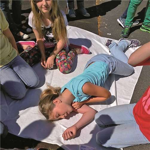 Eine Mitschülerin fiel vom Klettergerüst und war bewusstlos. Sie wurde in die stabile Seitenlage gebracht, dann setzten die Mitschüler einen Notruf ab.privat