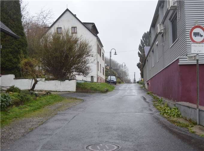 Eine Möglichkeit eines Radweges entlang der B9: Die Straße am Bungert endet am Neuen Weg. Hier geht es erneut eine kleine Strecke an der B9 entlang.