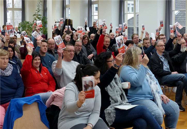Eine Momentaufnahme der Mitgliederversammlung, in der die Belegschaft eindrucksvoll dem Betriebsrat und der IG Metall den Auftrag erteilte, für sie zu kämpfen. privat