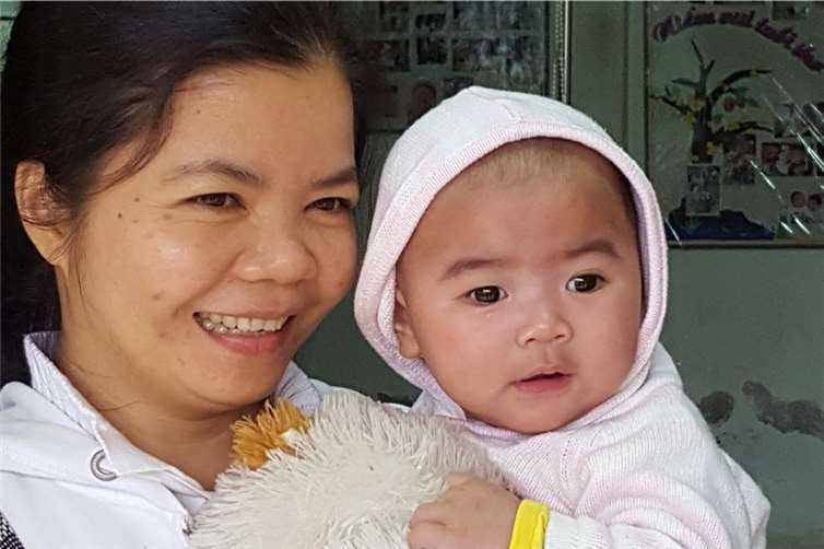 Eine Mutter mit ihrer kleinen Tochter, die dank der Hilde der „Friedenskinder“ erfolgreich am Herzen operiert werden konnte.privat