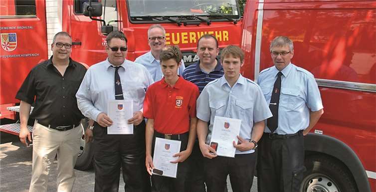 Eine Neuaufnahme und zwei Ernennungen konnte Bürgermeister Johannes Bell (2.v.r.) beim Feuerwehrfest in Kempenich vornehmen, worüber sich auch Wehrführer Nils Schröer, Wehrleiter Karl Oelsberg und Ortsbürgermeister Stefan Friedsam freuten.WK
